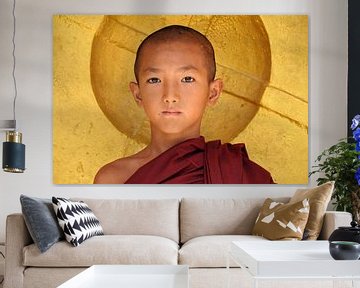Mönch posiert für goldenen Gong von Affect Fotografie