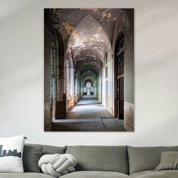 Langer verlassener Flur. von Roman Robroek – Fotos verlassener Gebäude