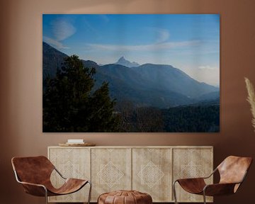 Sfeerbeeld van een mistig landschap met groene bergen en blauwe lucht in Spanje. van Edith van Aken