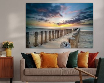 Houten zeewering op het strand van Zeeland van Fotografiecor .nl