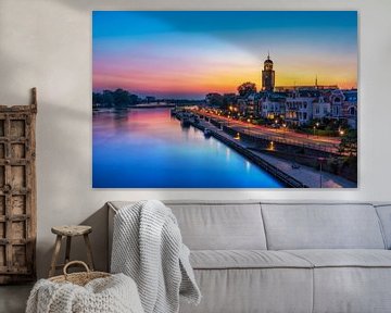 Kleurijk stadsbeeld van Deventer en de Welle Tijdens het blauwe uur van Bart Ros