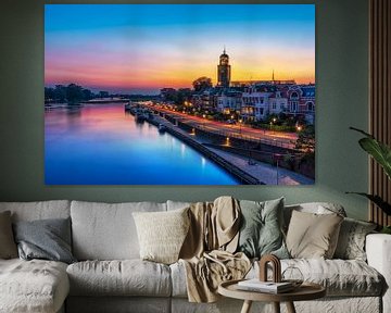 Kleurijk stadsbeeld van Deventer en de Welle Tijdens het blauwe uur van Bart Ros