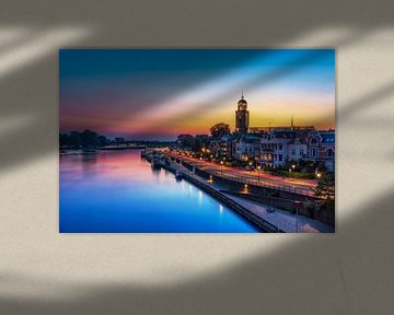 Kleurijk stadsbeeld van Deventer en de Welle Tijdens het blauwe uur