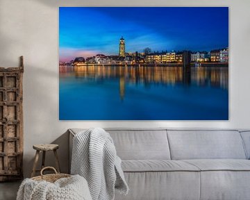 Blauw uur stadsaanzicht van Deventer met reflectie van Bart Ros