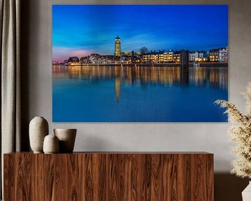 Vue d'heure bleue de la ville de Deventer avec reflet