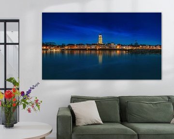 Donkere panorama van Deventer tijdens het het blauwe uur met reflectie