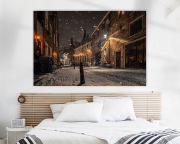 Stadt Deventer im Schnee, bei Nacht von Martin Podt