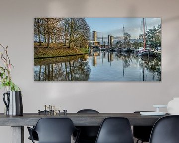 Stadsbeeld gracht Leeuwarden gespiegeld