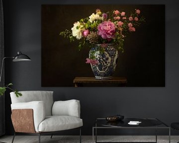 Dutch Glorious || flower vase || Still life by Rita Kuenen
