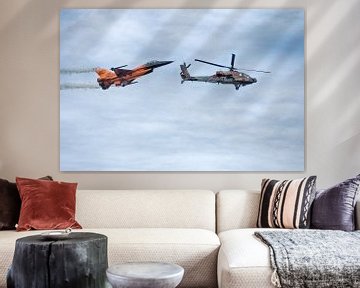 Apache Hubschrauber und F16 Kampfflugzeug