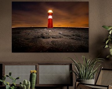 Kleiner klassischer Leuchtturm an der niederländischen Küste