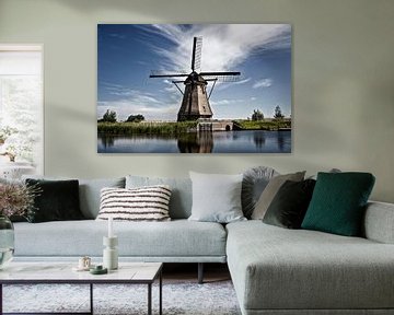 het beroemde Kinderdijk kanaal met een windmolen. Oud Nederlands dorp Kinderdijk