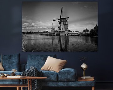 Zomerscène in het beroemde Kinderdijk-kanaal met een windmolen. van Tjeerd Kruse