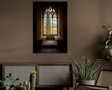 Blick aus mittelalterlichen Fenstern auf das Kloster von Poblet in Spanien