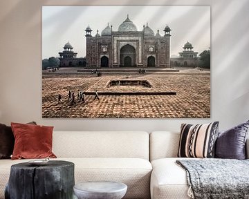 De poorten naar Taj Mahal in de ochtendzon, Agra van Tjeerd Kruse