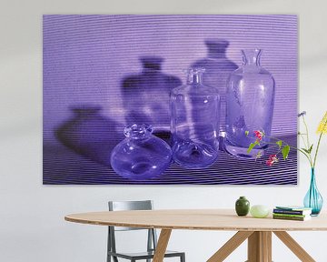 Blauwe flessen met schaduw in stilleven