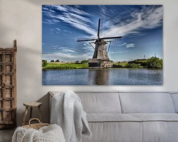 et beroemde Kinderdijk-kanaal met een windmolen. Oud Nederlands dorp Kinderdijk