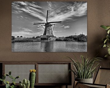 der berühmte Kinderdijk-Kanal mit einer Windmühle. Altniederländisches Dorf Kinderdijk