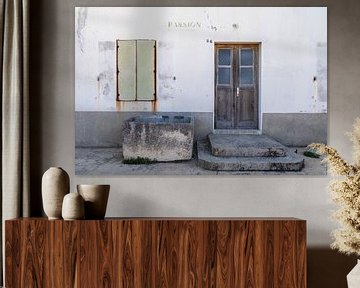 Door and hatch urban Lun island Pag Dalmatia by Russcher Tekst & Beeld