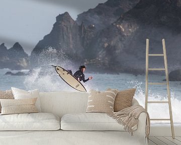 Surfer die met klifachtergrond vliegt met een klif van massimo pardini