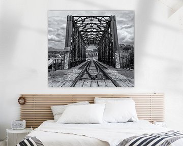 spoorbrug in zwart-wit van Corrie Ruijer