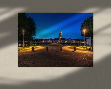Stadsaanzicht van Deventer en de IJssel met verlichting.