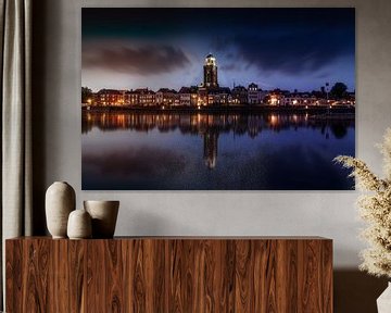 Donker Stadaanzicht van Deventer en de IJssel met reflectie