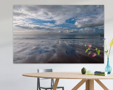 Wolken weerspiegelen op het strand van Corrie Ruijer