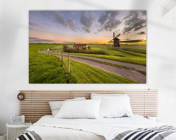 Scène ultra grand-angle d'un moulin à vent hollandais en bois dans un paysage plat et herbeux sous u sur Rudmer Zwerver