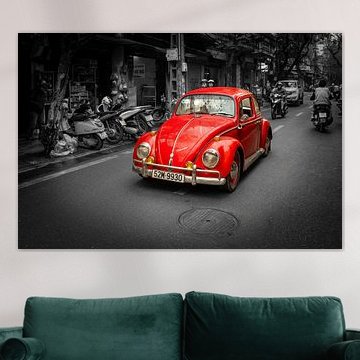 Volkswagen Käfer fährt die Straße hinunter. von Gunter Nuyts