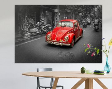 Volkswagen Coccinelle qui roule dans la rue. sur Gunter Nuyts