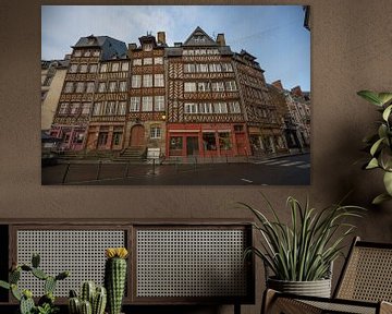 Oude gevels in het centrum van Rennes, Frankrijk van Joost Adriaanse