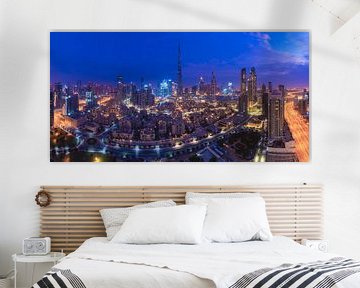 De Skyline van Dubai met Burj Khalifa bij Blue Hour van Jean Claude Castor