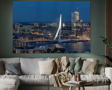 De Erasmusbrug en Maastoren in Rotterdam tijdens het blauwe uurtje van MS Fotografie | Marc van der Stelt