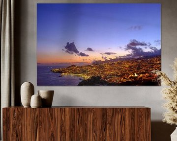 Avondzicht over Funchal, hoofdstad van het eiland Madeira van Sjoerd van der Wal