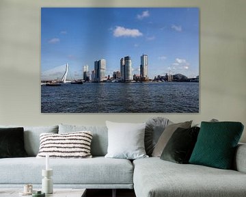 panoramisch uitzicht op de Erasmusbrug in de stad en gebouwen van Rotterdam in Nederland van Tjeerd Kruse