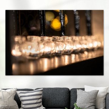 Atmosphärisch brennende Teelichter im Fenster