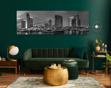 SAN DIEGO Skyline in de avond | Panorama Monochrome van Melanie Viola