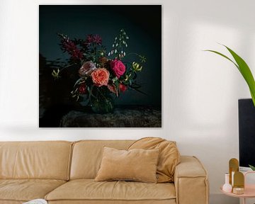 Stilleben mit Blumen als Blumenstrauß in einer Glasvase, moderne Fotografie