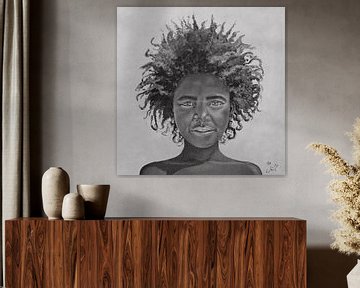 Afro Girl, schwarz-weißes Bild eines afrikanischen Mädchens mit schöner Afro-Frisur von Bianca ter Riet