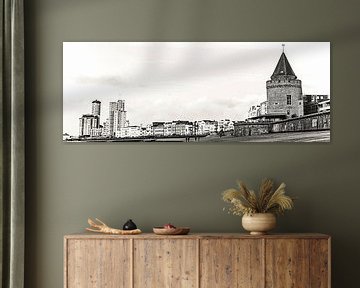 Panoramafoto met de Gevangentoren, de Sardijntoren en de boulevard van Vlissingen (Zeeland) (zwart-w