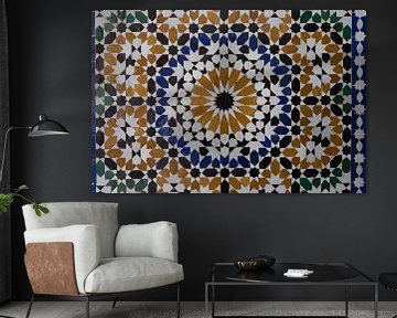 Mosaik in der Mauer des Palastes in Marrakesch von Maarten Hoek