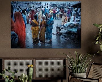 Indiaase dames staan klaar voor ritueel bad in de Ganges van Karel Ham