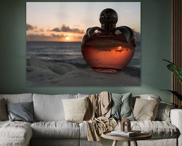Close-up van een parfumflesje tijdens de zonsondergang op Bonaire van Alie Messink