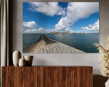 Zicht op het dorpje West Terschelling vanaf de zeepier in de Waddenzee in het noorden van Nederland