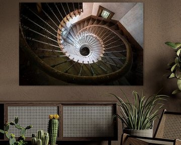 Escalier en bois abandonné. sur Roman Robroek - Photos de bâtiments abandonnés