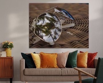 Zonnebril met palmbomen reflectie van Moniek van Rijbroek