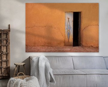 Maison traditionnelle d'argile et de paille à Tinghir Maroc, mur teinté terre. sur Marjolein Hameleers