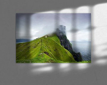 Leuchtturm in den Wolken, Kallur, Kalsoy, Färöer Inseln von Sebastian Rollé - travel, nature & landscape photography
