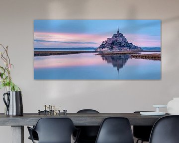 De Mont Saint-Michel, in Frankrijk, bij ochtendlicht. van Erik Wardekker
